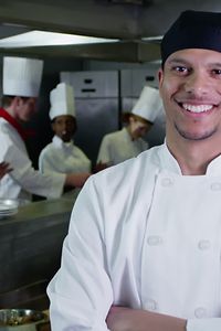 Vidéo d'un jeune chef en souriant dans la cuisine