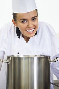 Chef femminile nella sua cucina